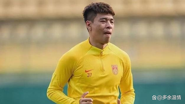 关于上港队员犯规遭黄牌，直言被裁判不公不满的信息