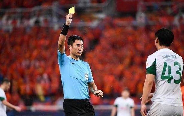 关于上港队员犯规遭黄牌，直言被裁判不公不满的信息