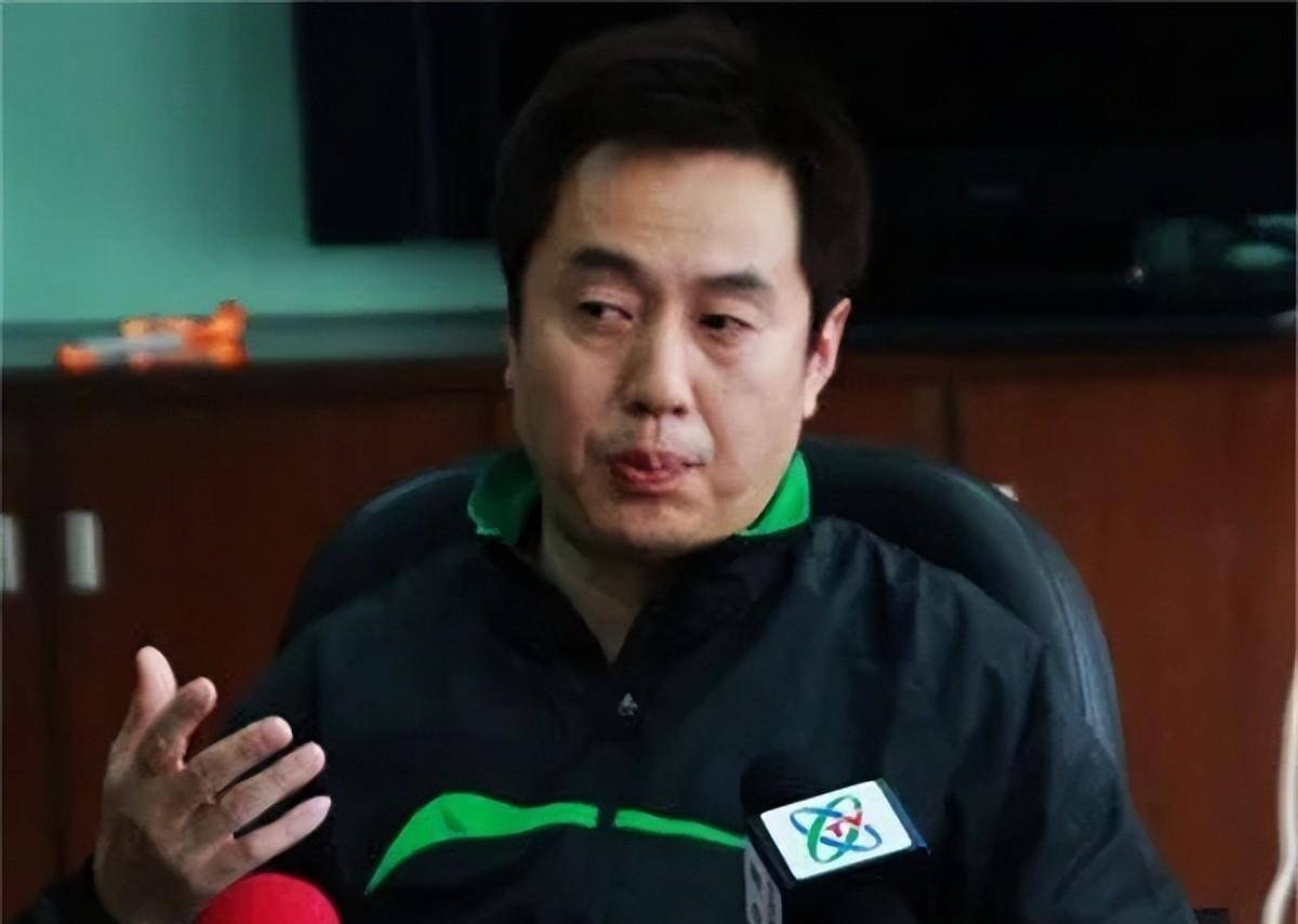 乒乓球巨星李楠转型篮球教练，备受瞩目 