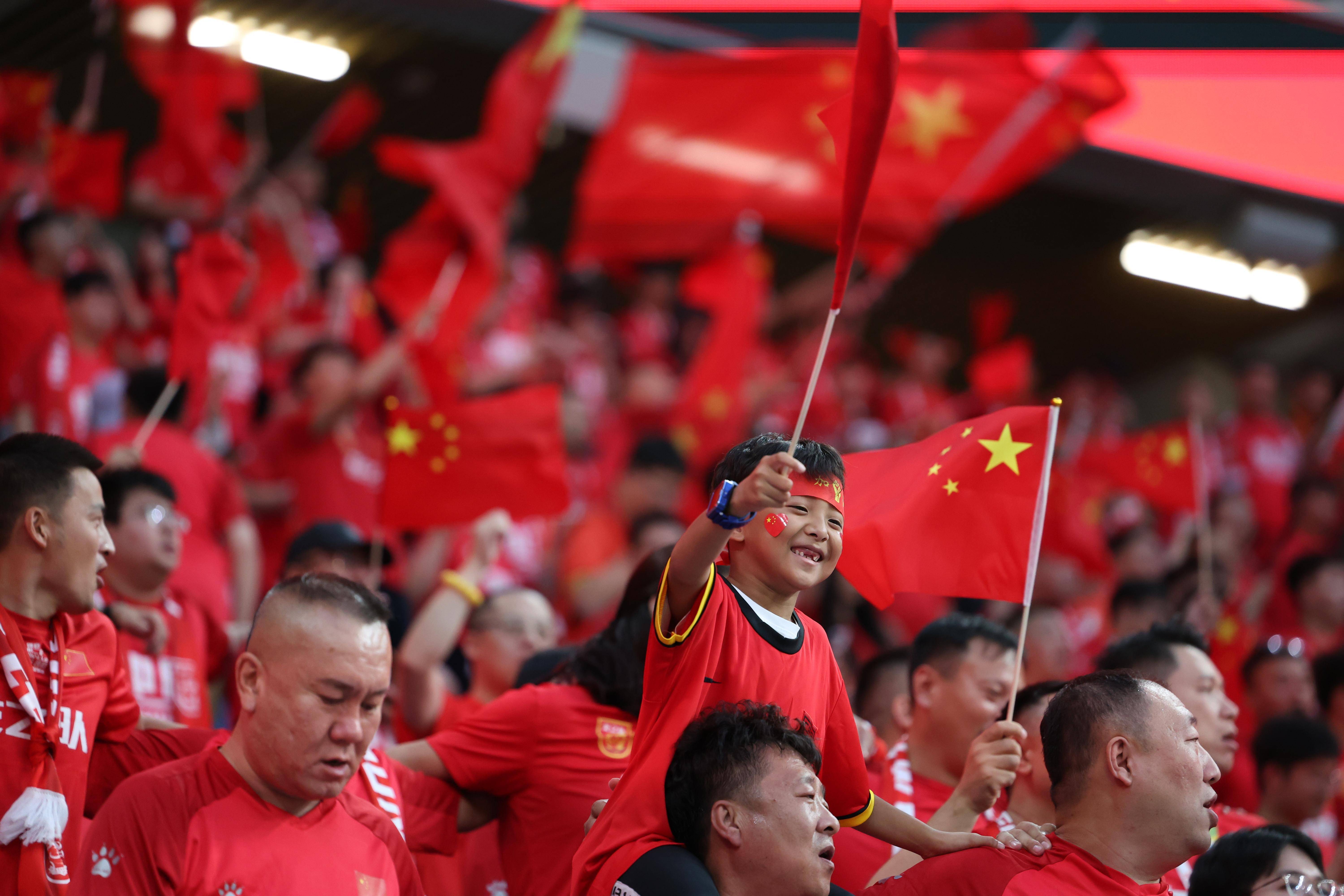 包含亚洲足球赛场上绝技频现，实力碰撞火花四溅的词条