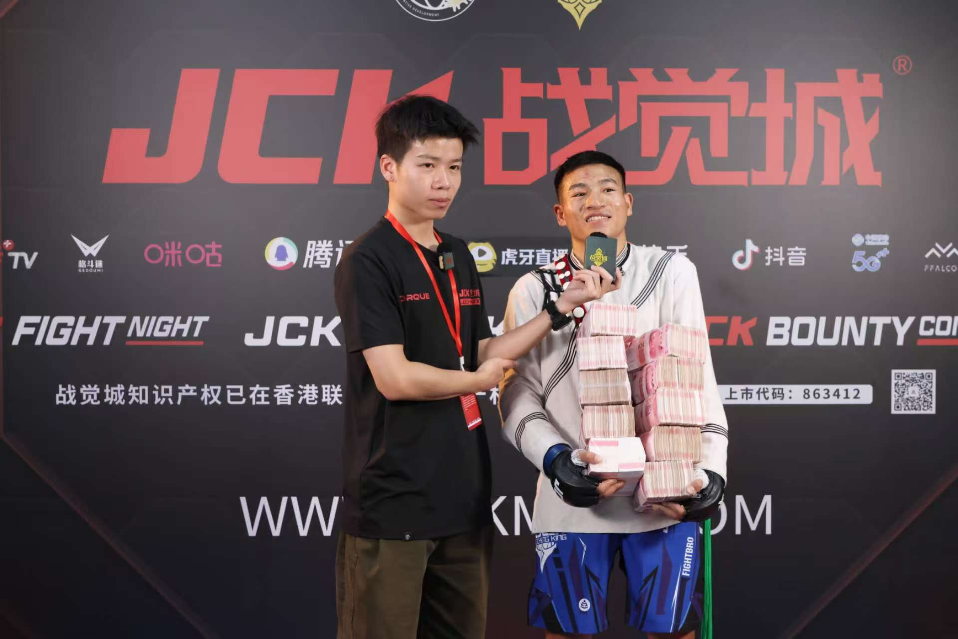关于紧要时刻实力擂台，胜负难以预测的信息