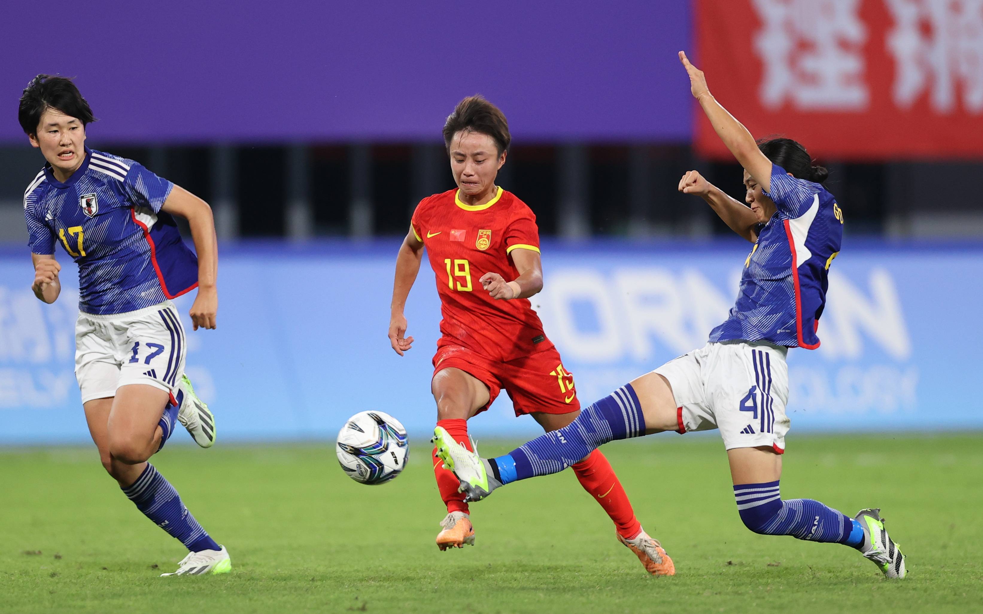 女足比赛战况激烈，球员竞技水平高 