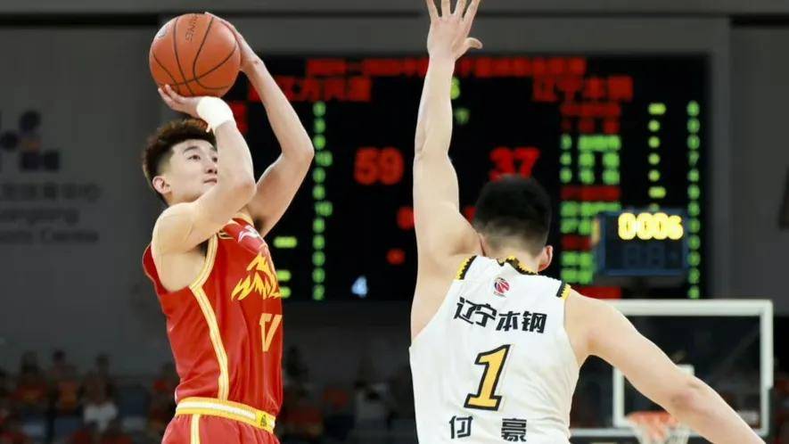 一场悬念重重的篮球比赛即将上演 
