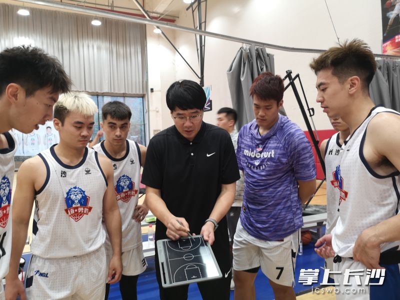 关于柏林赫塔主教练鼓励球员争取更好成绩的信息