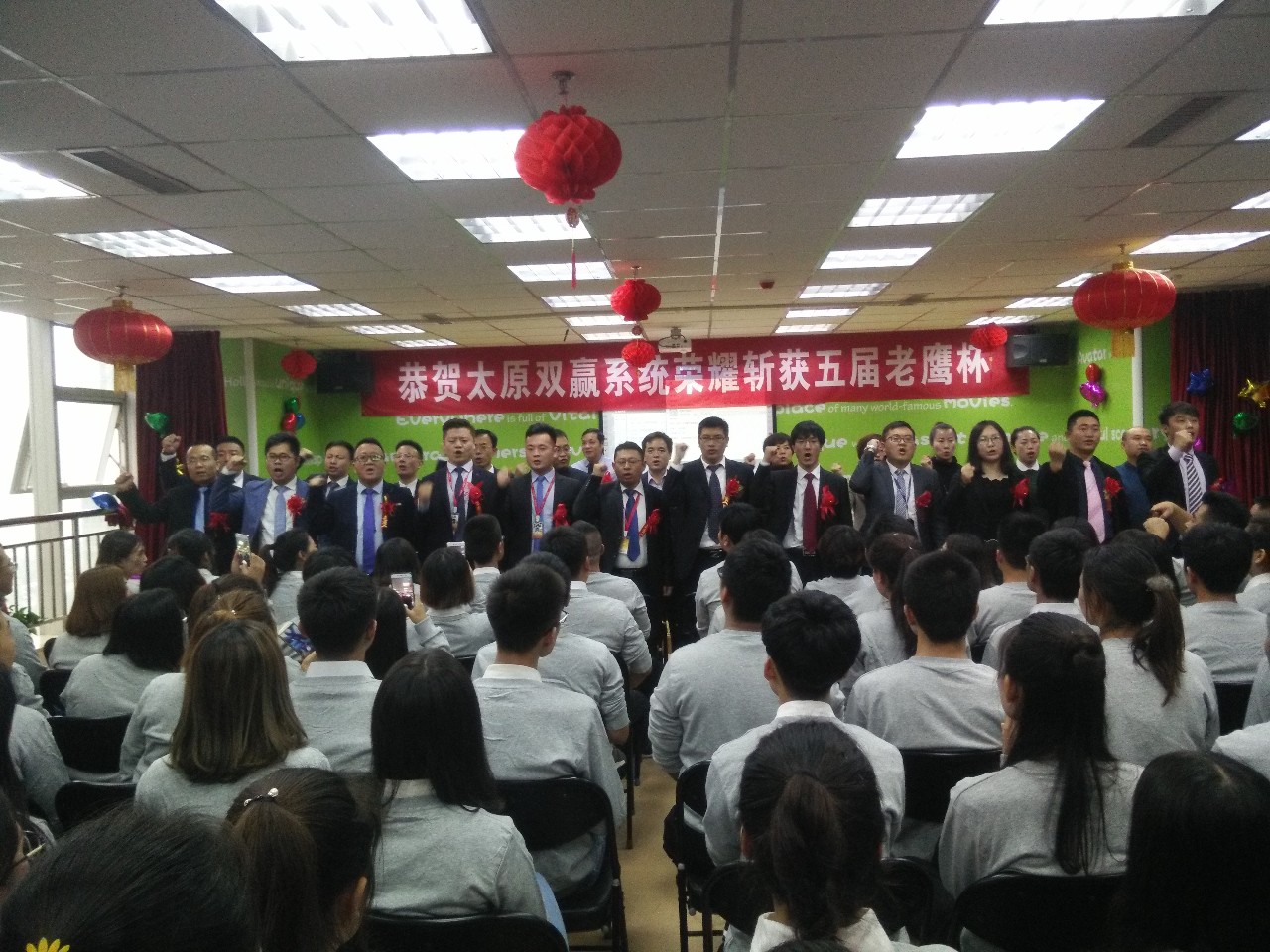 老鹰队全员共同努力，斩获胜利展现团队力量的简单介绍