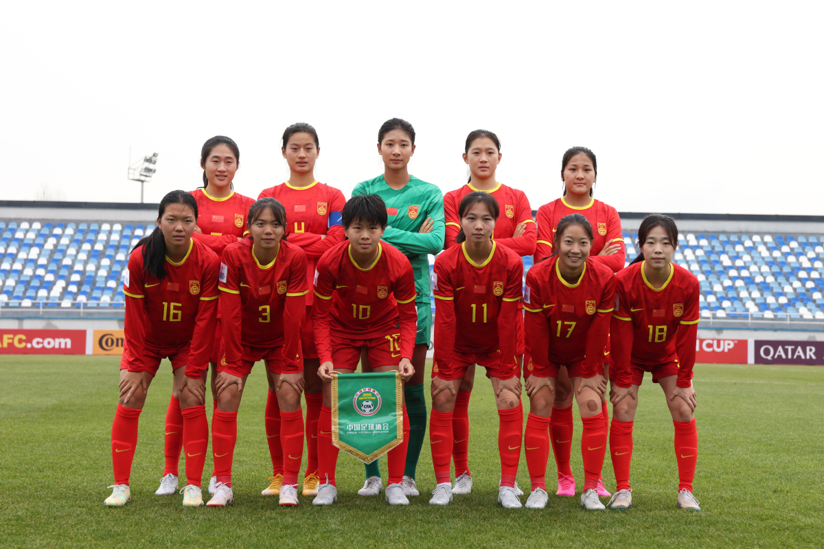 国内女子足球赛事中，中国队表现出色夺冠 